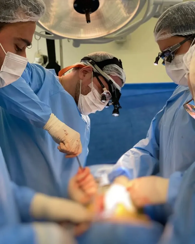 Dr. Jorge Durigan examinando exames